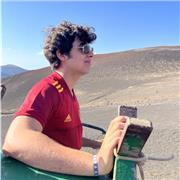 Hola, me llamo Nicolás Martínez López, tengo 19 años. Estoy estudiando segundo curso de magisterio de educación primaria con mención en inglés. Tengo el B2 de Cambridge. Soy una persona agradable, con mucha paciencia y con ganas de enseñar a niños. Tengo